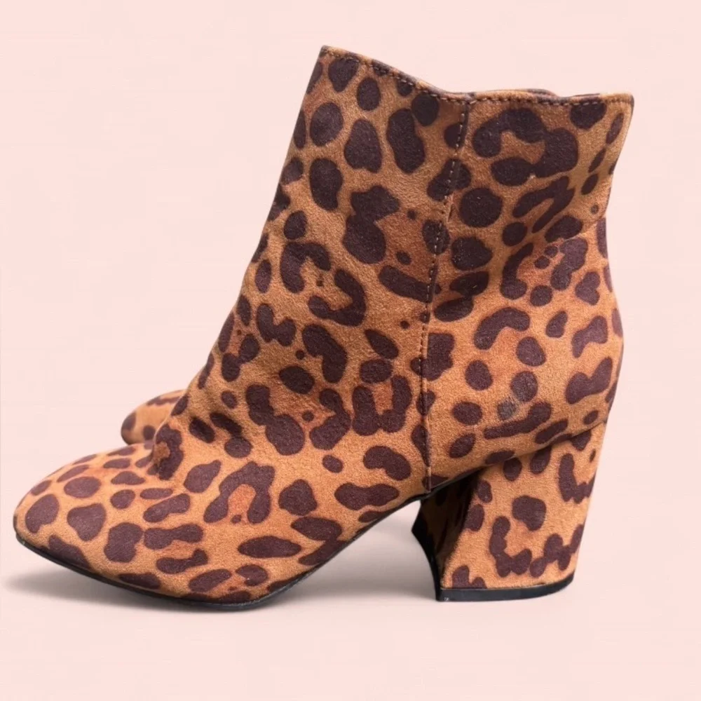 Women’s Bamboo Leopard Print Suede Heeled Booties ~ Size Women’s 7 US/ 37 EU